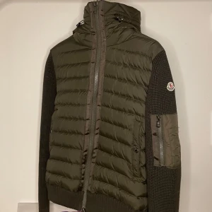 Olivgrön Moncler cardigan  - Snygg eftertraktad olivgrön cardigan från Moncler i storlek M men passar S. Inga kvitton kvar därav priset, kom med prisförslag!☝️
