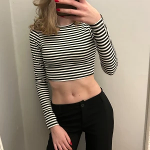 Randig croppad topp från NA-KD - Säljer en helt ny svart vit randig topp från NA-KD i storlek XXS. Sitter lite tjat på mig som vanligtvis har S. Super fin och skön! Hör av er vid funderingar 🥰