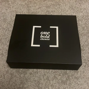 Presentbox från One Bold Chemist - Elegant perfym kalender från One Bold Chemist med flera produkter inslagna i lyxiga röda satinpåsar. Perfekt för den som älskar att testa nya dofter och vill ha en exklusiv upplevelse. Innehållet är dolt men förpackningen ger en känsla av lyx och omtanke. Om man vill ha mer information om denna julklapp kan ni skicka till mig eller gå in och kolla på one bold chemist hemsida mvh Oscar 