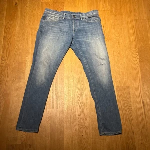 Dondup Jeans - - Ljus blå dondup jeans - Skick 8-9/10 - Storlek 36 passar lite mindre - 100% äkta