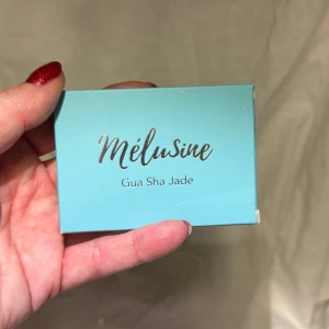 Ny! Gua Sha i Jade från Mélusine - Ny! Säljer en Gua Sha i Jade från Mélusine, perfekt för ansiktsmassage. Den är vit och formad för att passa ansiktets konturer. Används för att stimulera blodcirkulationen och reducera fina linjer. Perfekt för daglig användning.