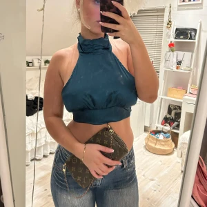 Tröja med öppen rygg - Super fin tröja i den finaste gröna färgen! Polo krage och man knyter den fint i ryggen! Knappt använd 🥰en knapp borta där man knäpper runt halsen men finns en knapp till💕🩷