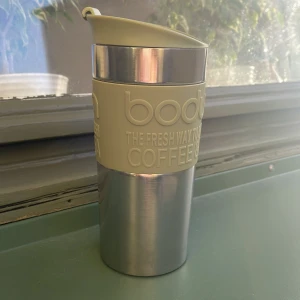 Termos bodum - En fin termos från bodum, grön med snygga detaljer. Lagom storlek att ta med sig till ishallen eller i väskan till vintern. Skriv om eventuella frågor.💕💕