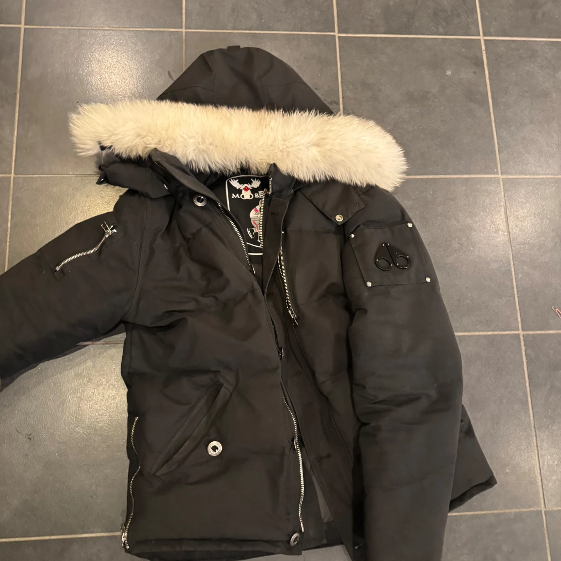 Svart dunjacka med päls från Moose Knuckles