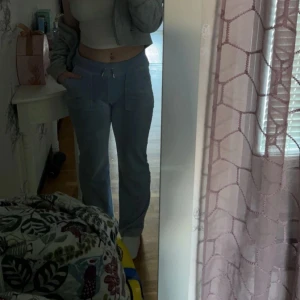 Blå mjukisbyxor med snörning - Säljer ett par bekväma blå mjukisbyxor med snörning i midjan. Perfekta för en avslappnad stil.