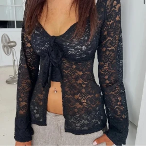 Design by si topp  - Snygg svart spetsblus med knytning, kommer tyvärr inte till användning och är inte använd i storlek M-L