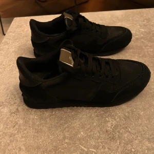 Rockrunners  - Ett par feta rockrunners i ett ok skick.| stolek 41 men passar högre.hör av er vid nån fundering 