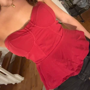 Röd axelbandslös topp - Bandeau topp från Bikbok, så fin!