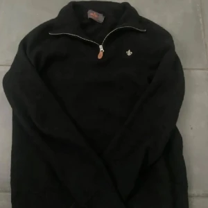 Morris half zip - Morris half zip. Size xs passar mindre eftersom den har krympt ! Skick 9/10. Kan gå ner i pris vid snabb affär! Hör av dig vid mindra fråga!