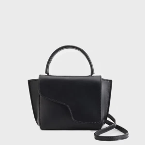 Svart handväska med axelrem - Säljer min ATP väska som är använd få gånger. Bra skick och påsen till den finns kvar 