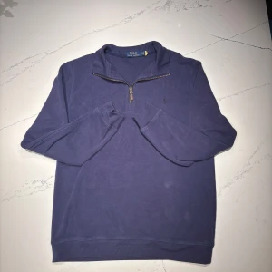 Blå tröja med dragkedja från Polo Ralph Lauren - Säljer en stilren blå tröja från Polo Ralph Lauren med halv dragkedja och broderad logga på bröstet. Perfekt för vardagen! Kan starkt rekommendera en skjorta undertill! Pris är diskuterbart vid snabb affär! Nypris: 1995 MVH Linus