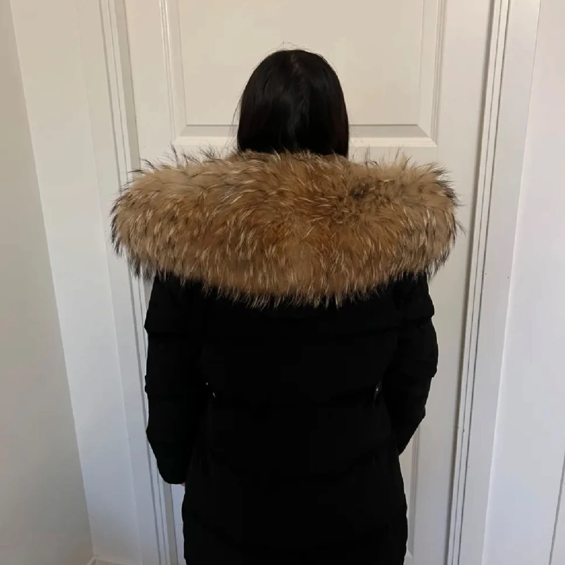 Svart dunjacka med pälsdetalj - 2