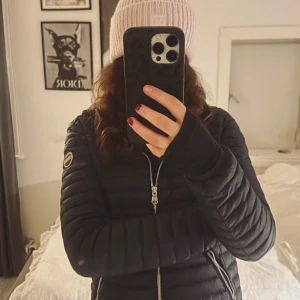 Colmar jacka  - så fin colmar jacka i marinblå, använd ett fåtal gånger så i nyskick💞