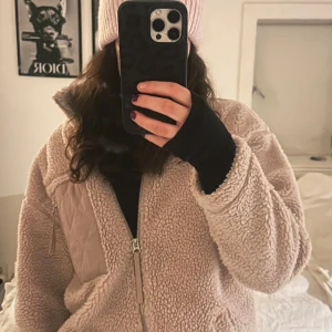 MQ teddyjacka - Rosa teddyjacka köpt från MQ i märket Dobber, använd en gång så i nyskick. Nypris 1000 kr💞