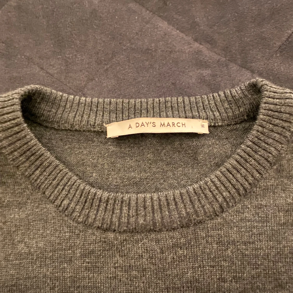 Grön-grå tröja från A day’s march - 90