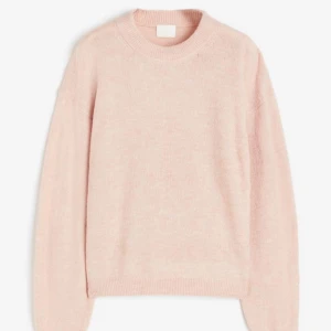 Ljusrosa stickad tröja  - En ljusrosa stickad tröja från H&M. Lite nopprig och finns tecken på användning, men fortfarande i bra skick. Kan visa fler bilder, slutsåld på hemsidan💓
