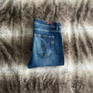 Dondup jeans  - Tja, säljer dessa sjukt feta dondup jeans. Slitningarna är från fabrik och skicket är 10/10. Modellen är Alex-superskinny fit men sitter ungefär som George. Passar på mig som är 181 cm och väger 78 kg bra i midjan men lite korta. Höra gärna av er! 