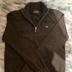 Morris tröja - Snygg brun tröja från Morris med en stilren ⚜️dragkedja och broderad detalj på bröstet. Perfekt julklapp för kyligare dagar med sin ribbade krage och långa ärmar. Pris är ej hugget i sten! 🔥😊💯