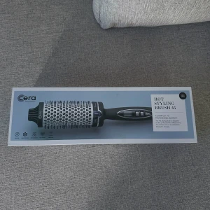 Cera Hot Styling Brush 🖤🤍 - Ceras Hot Styling Brush 45mm som endast är testad men som aldrig kommer till användning så i nyskick + Original förpackning är kvar! Slutsåld på hemsidan! Nypris 799kr! FÖRST TILL KVARN! 🤍🖤(Vid köp av fler artiklar får du rabatt! Mer om det finns i min profil!)