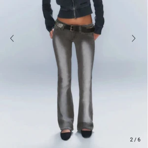 Grå bootcut jeans - Populära och slutsålda så snygga grå bootcut jeans med låg midja och en cool tvätt. Bara använda en gång så dem är som nya!💞storlek W/28, L/32. Midjemåttet är 36 cm och innerbenslängden är 80 cm!!!