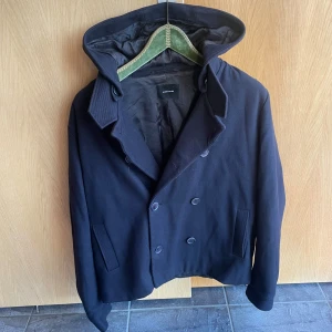 Samsøe Samsøe rock med luva  - Väldigt unik och cool, går att ta av luvan - skicka meddelande vid funderingar!