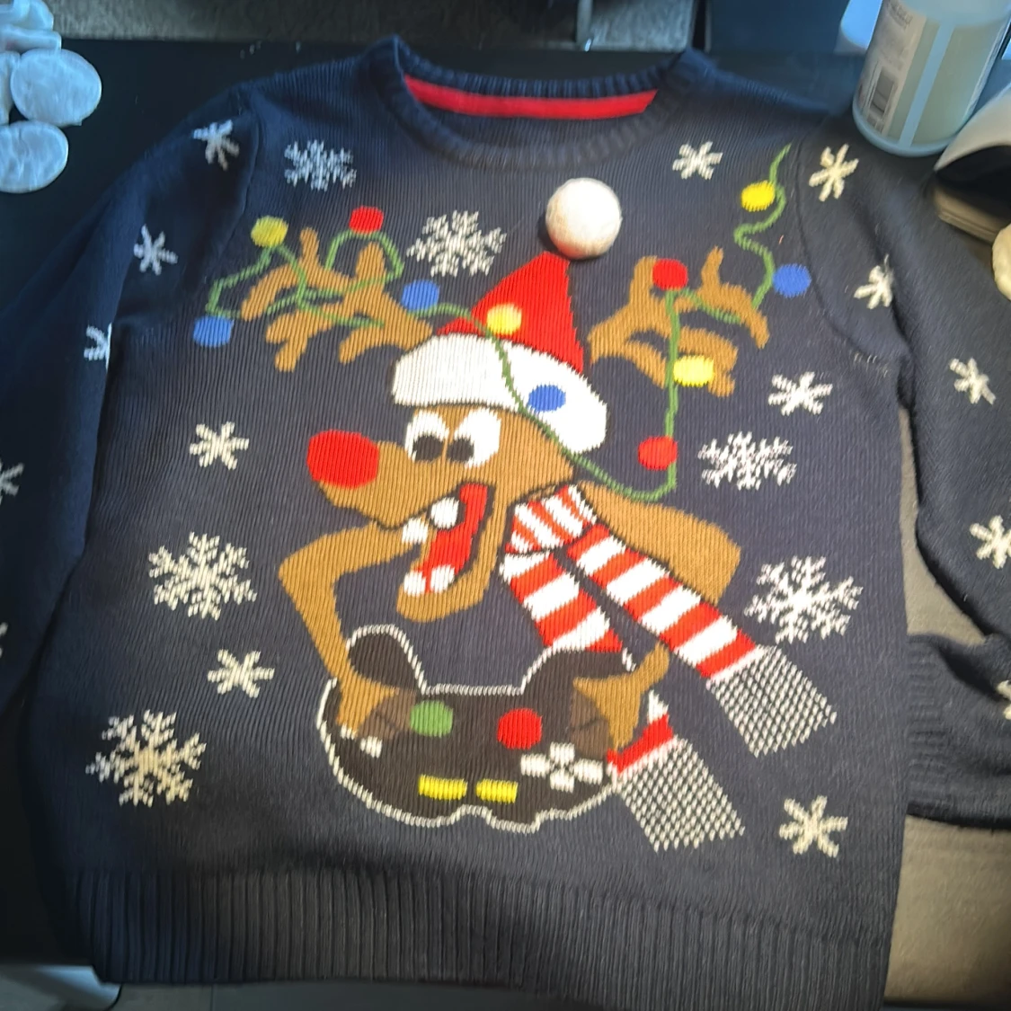 rolig jultröja med en gaming controll i handen