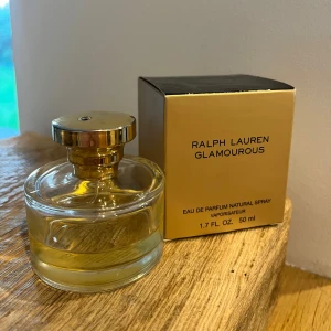 Ralph Lauren Glamourous Eau de Parfum 50ml - Limiterad Ralph Lauren Glamourous är en elegant parfym med toppnoterna  arumlilja, klementin och ros, medan mellannoterna består av lilja, frangipani, tuberos och ingefära. Basnoterna avrundas med mysk och vetiver. Flaskan är stilrent designad i glas med en gyllene kork, och rymmer 50 ml. Sälj för ungefär 2000-3000kr