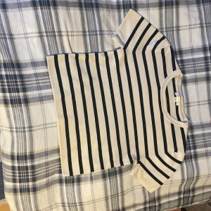 Randig topp  - Säljer denna snygga randiga topp från Gina Tricot som tyvärr är för liten för mig.💕Toppen är perfekt för varma sommardagar och till ett par linnebyxor💕☀️. Skriv för frågor eller mer bilder💕