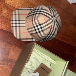 keps från Burberry - Varsamt använd Burberry keps, inga defekter vad jag vet om! Priset är ej hugget i sten. Fråga på