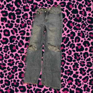 Blå jeans med slitningar - Säljer ett par blå jeans med hål på knäna byxorna är använda 1-2 ggr väldigt nya och i gott skick 