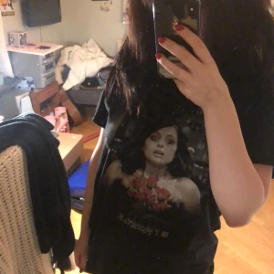 My Chemical Romance t-shirt - Svart MCR t-shirt från Gildan. Helena på tröjan från musikvideon och texten so long, goodnight. Knappt använd och inget slitage jag har märkt