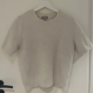 Stickad T-shirt - Stickad T-shirt från H&M i storlek S💕