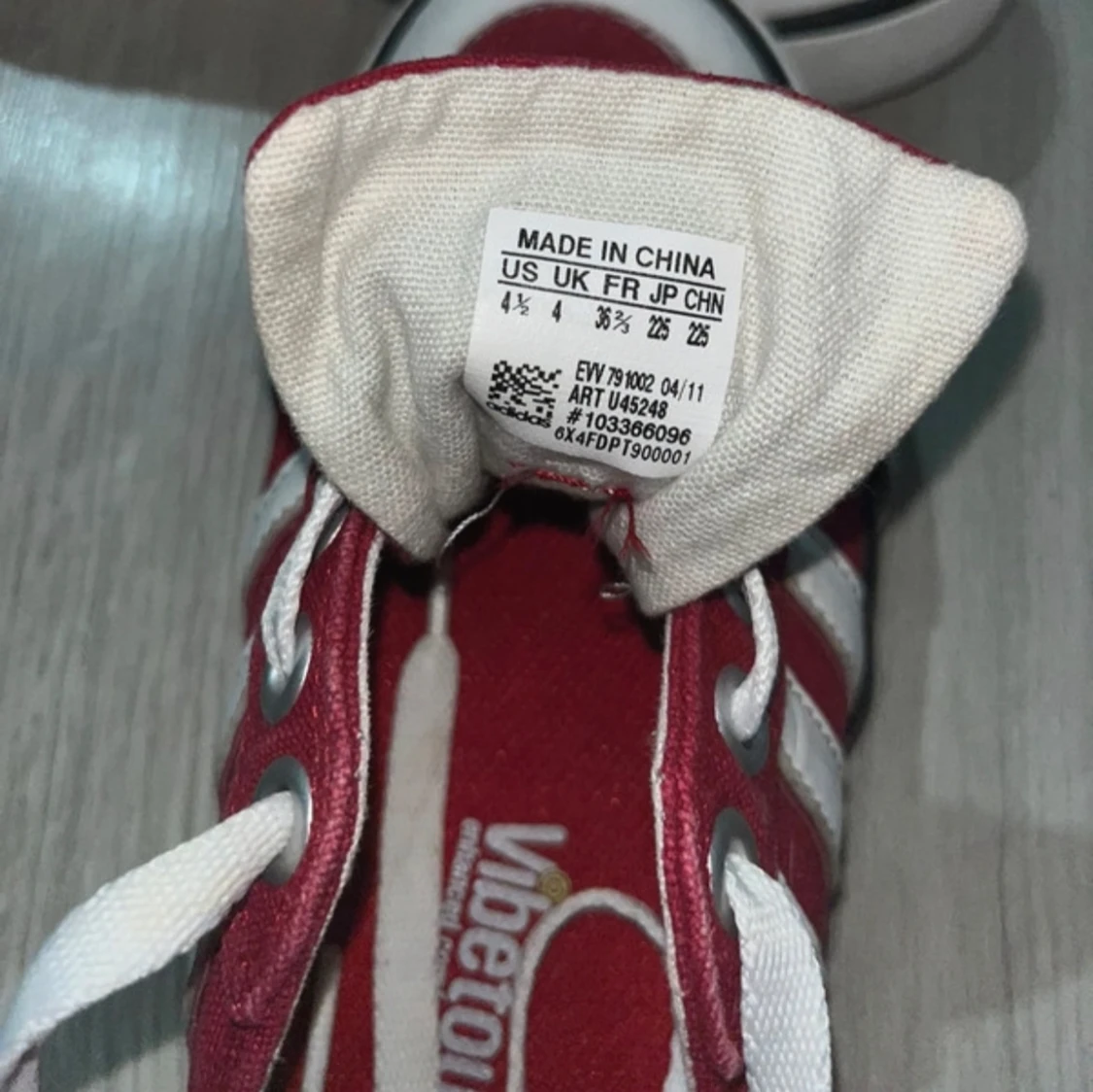 Vinröda sneakers från Adidas - 92