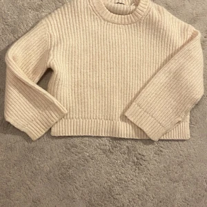 Beige stickad tröja - Skriv för fler foton!