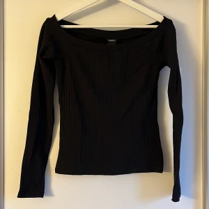 Svart ribbad topp från Lindex - Ny svart ribbad topp från Lindex med långärmad design. Perfekt för en stilren look. Den är offshoulder. 