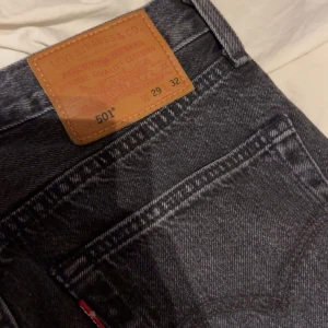 Svarta Levis 501 jeans - Säljer ett par klassiska svarta Levis 501 jeans. De har en straight passform och är tillverkade i slitstarkt denim. Perfekta för en stilren look. Använda fåtal gånger 9/10 skick, säljes pga för små, skriv gällande frågor. Mvh Oscar 