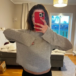 Vid långärmad tröja - Vet inte riktigt för det finns inga lappar, men tror storlek s.