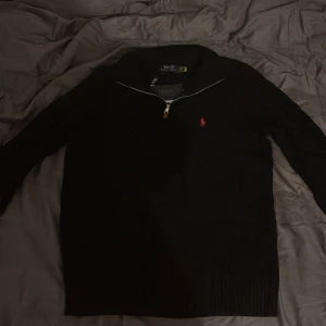 Ralph Lauren Half Zip - Säljer en stilren svart half zip tröja från Ralph Lauren. Tröjan har aldrig används kvitto saknas. Perfekt för en klassisk look. Passar både M och L. Ny pris 2700 pris kan diskuteras.