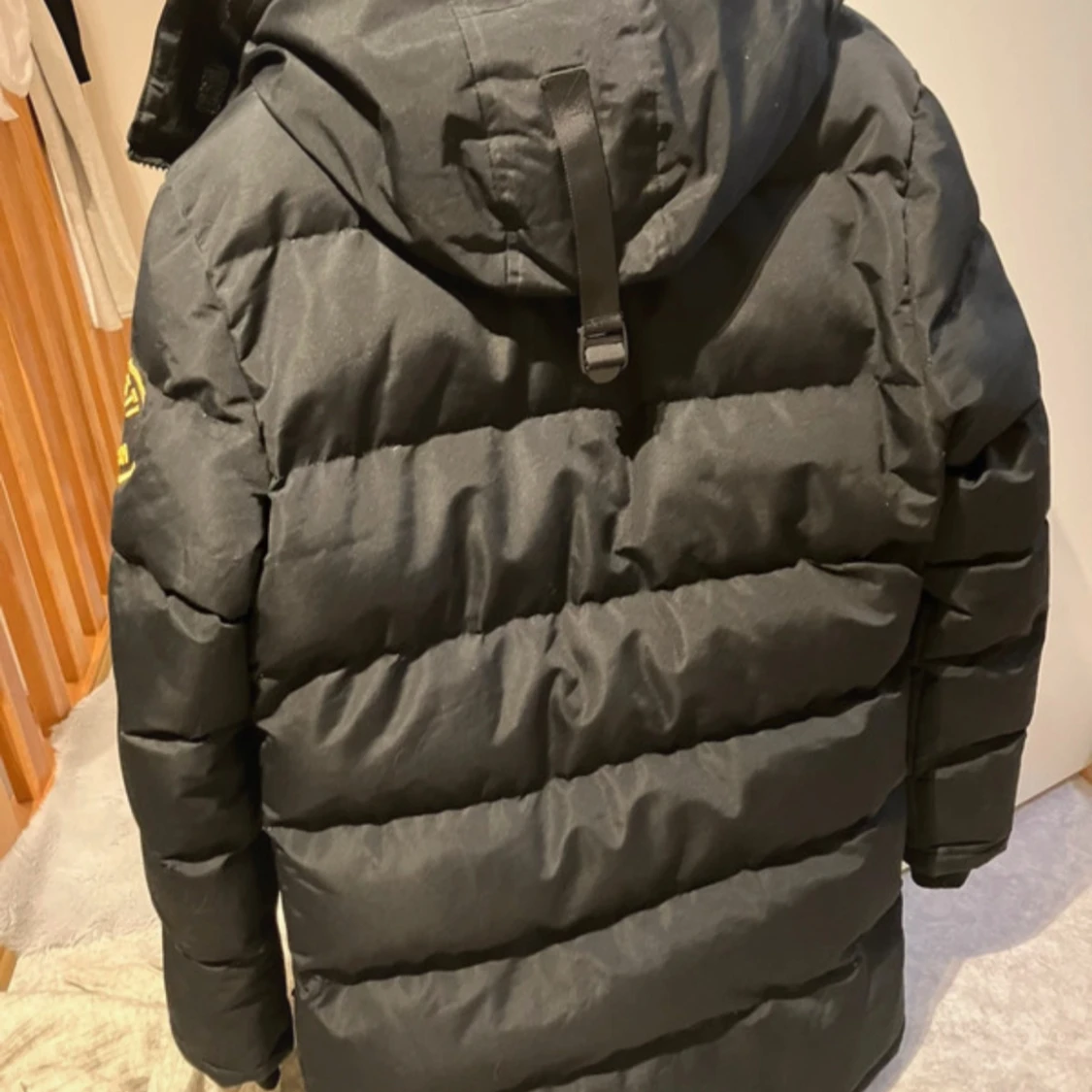 Svart dunjacka med pälsdetaljer från Zavetti Canada - 90