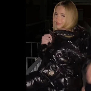 Moncler maya  - Hejsan!”Säljer min älskade Moncler-jacka! Perfekt nu till vintern och julen – otroligt varm och stilren. Det är den nya modellen, i toppskick, med alla detaljer som skiljer den från kopior. Jag vill sälja den snabbt, så passa på att få en fantastisk jacka till ett riktigt bra pris. Hör av dig om du är intresserad!”                                                              Storlek S/M