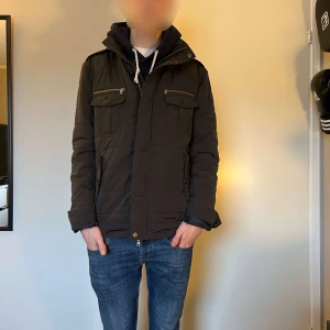 Fieldjacket  - Fodrad field jacket ifrån märket Riley. Perfekt för vintern. Storlek Large och priset ligger på 800 sek. Bra skick förutom två knappar som sitter lite löst men de går lätt att sy fast igen med nål och tråd!