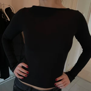 Boatneck topp - Snygg långärmad topp med festligare design, boatneck och slits