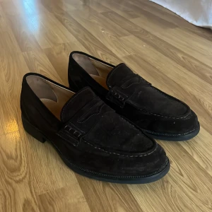 Bruna mockaloafers från Vagabond - Snygga bruna loafers i mocka från Vagabond. Använda 2 gånger, storlek 43