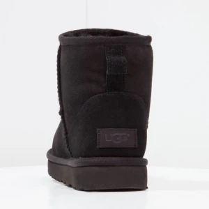 Svarta uggs - Svarta uggs köpa förra året, fint skick. Nypris 2195kr 