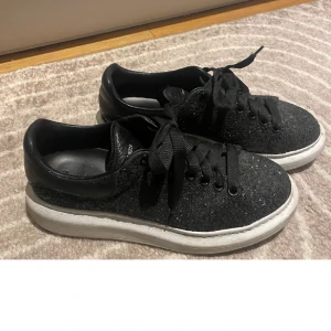 Glittriga skor - Glittriga skor från Alexander Mqueen! Fint skick💗 hör av dig vid frågor