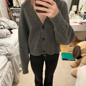 Grå kofta med knappar - Grå stickad kofta från uniqlo. Lite nopprig men annars väldigt bra skick