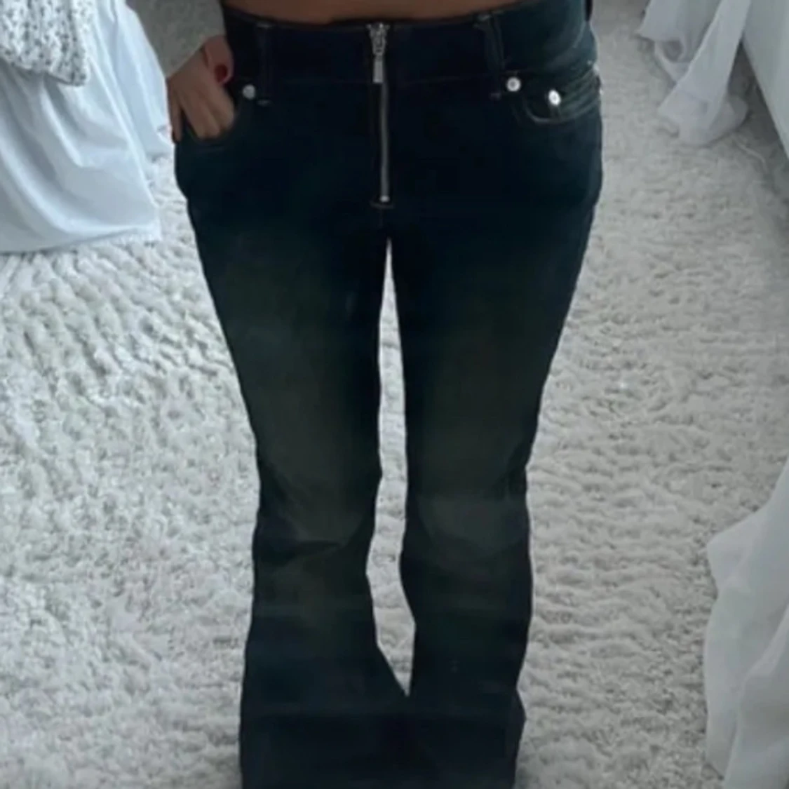 Mörkblå bootcut jeans strl 25