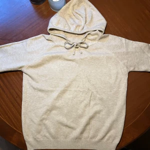 Marinoull hoodie - Riktigt fet marinoull hoodie som passar perfekt nu till vintern. Den är sprillans ny och säljer den då den är för liten. Nypris är 699kr, mitt pris är 399kr
