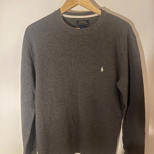Ralph Lauren sweatshirt  - En stilren sweatshirt från Ralph Lauren i storlek L. Perfekt skick utan några defekter alls. Skriv om ni har funderingar!