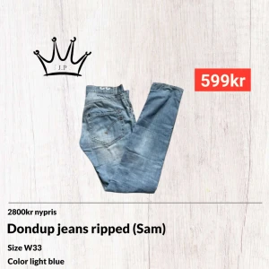 Dondup jeans - Säljer dessa dondups i en klassisk blå färg med passform slimfit SAM. Skicket ligger på 9/10. Modellen på bilden är 189 och väger 73.midja 42, lår 26, längd vid fot 16, längd 104, innebenslängd 80. Skriv för fler funderingar eller frågor!